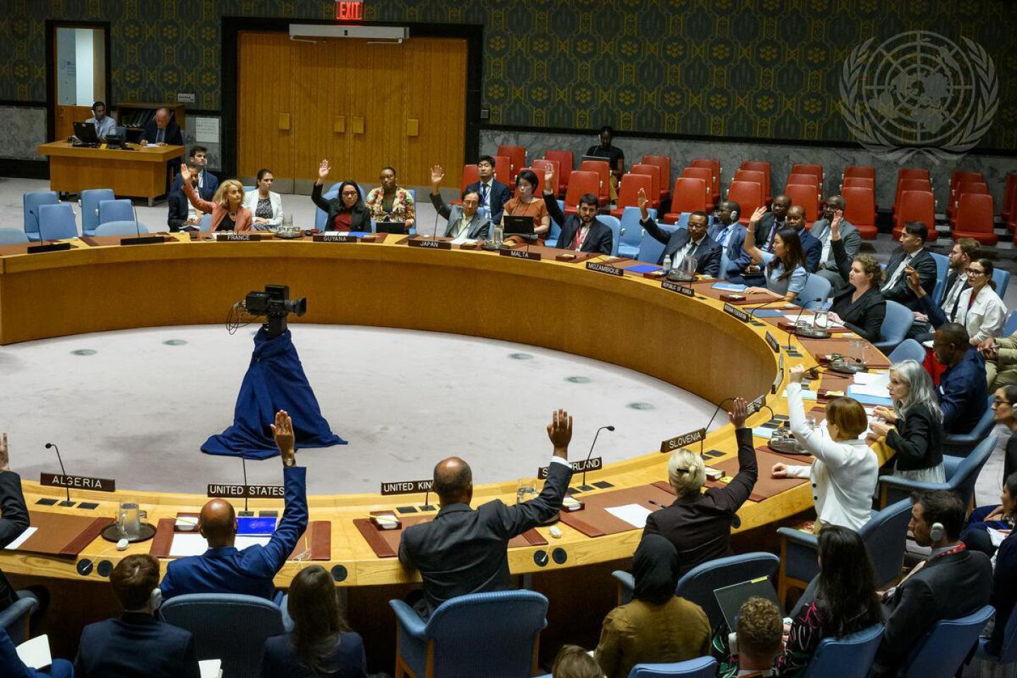 A wide view of the Security Council Chamber as Security Council members vote during the Security Council meeting on the situation concerning Democratic Republic of Congo.