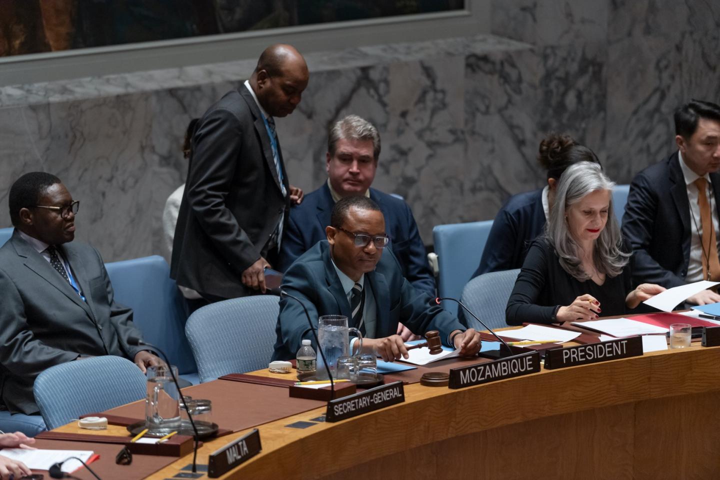 Man bangning a gavel during security council meeting.